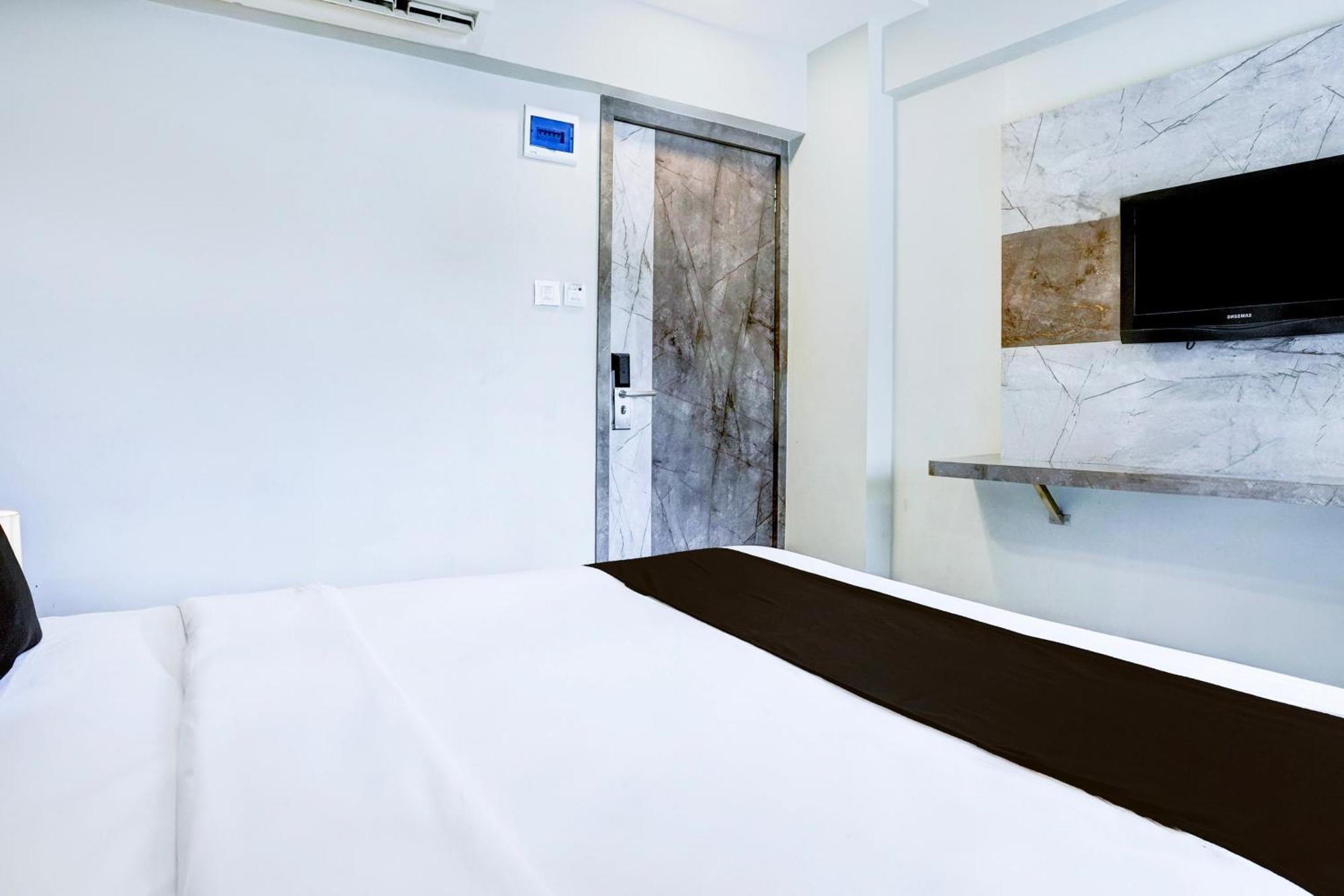 Hotel Super Townhouse Oak Vashi Turambhe Zewnętrze zdjęcie