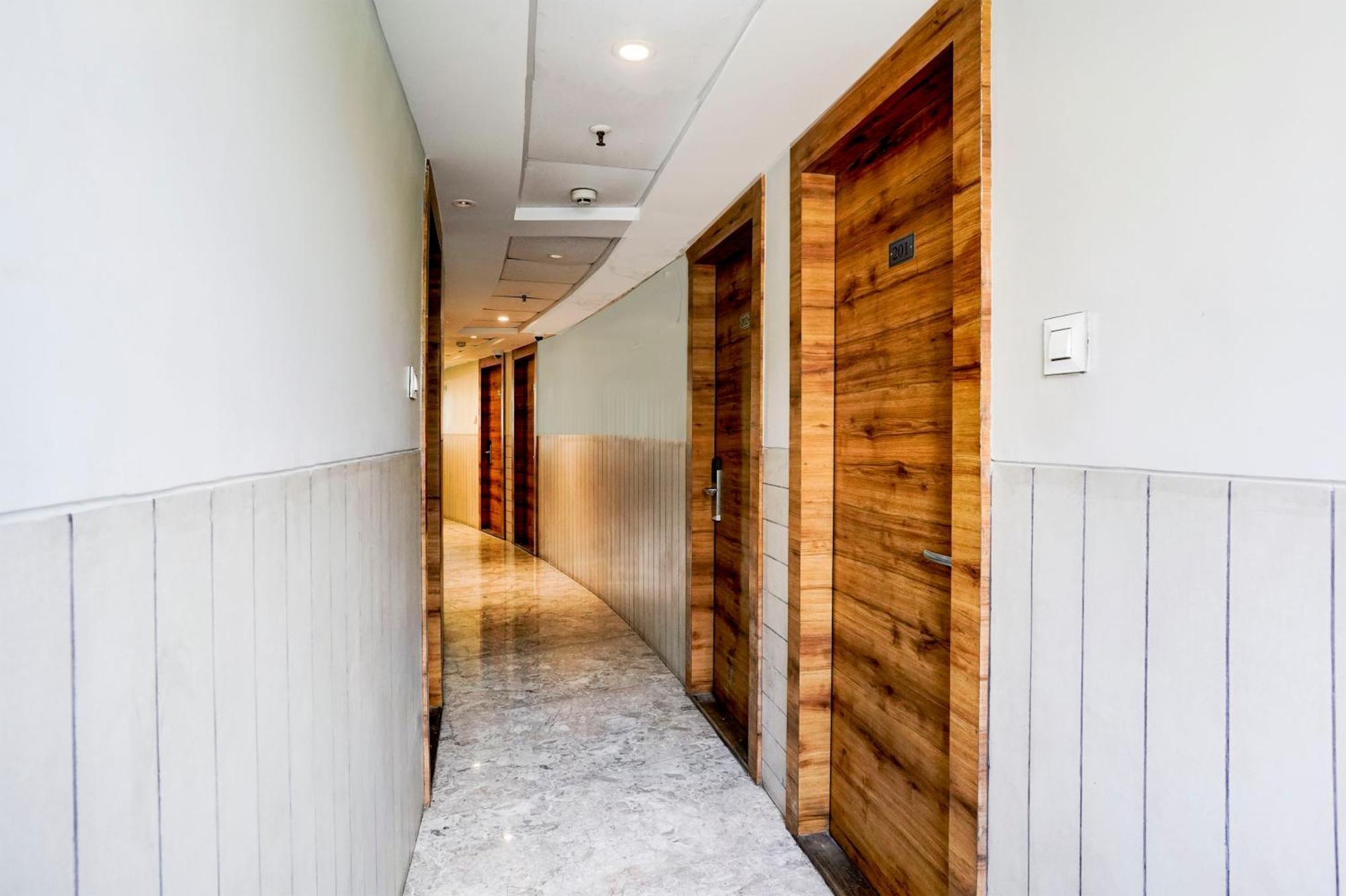 Hotel Super Townhouse Oak Vashi Turambhe Zewnętrze zdjęcie