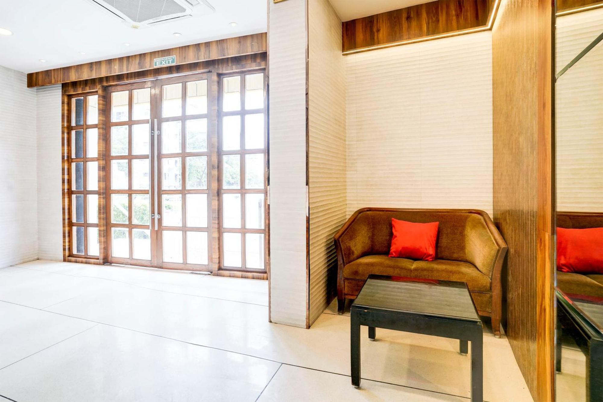 Hotel Super Townhouse Oak Vashi Turambhe Zewnętrze zdjęcie